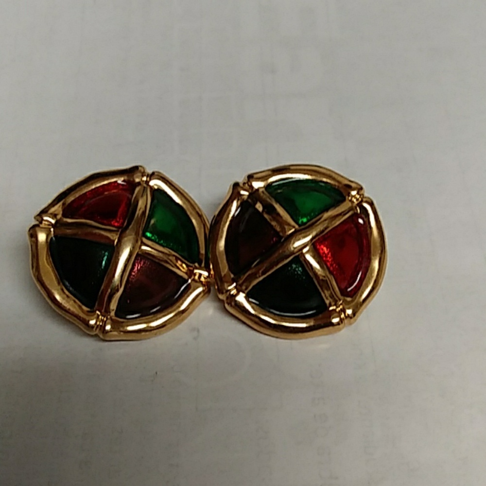 Gold tone vintage earrings